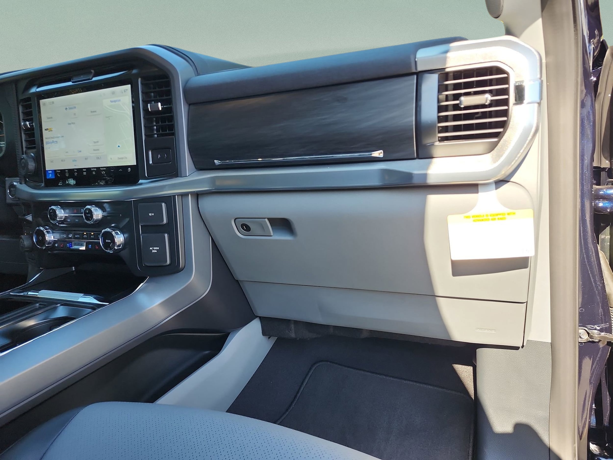 2025 Ford F-150 Lariat - Photo 17
