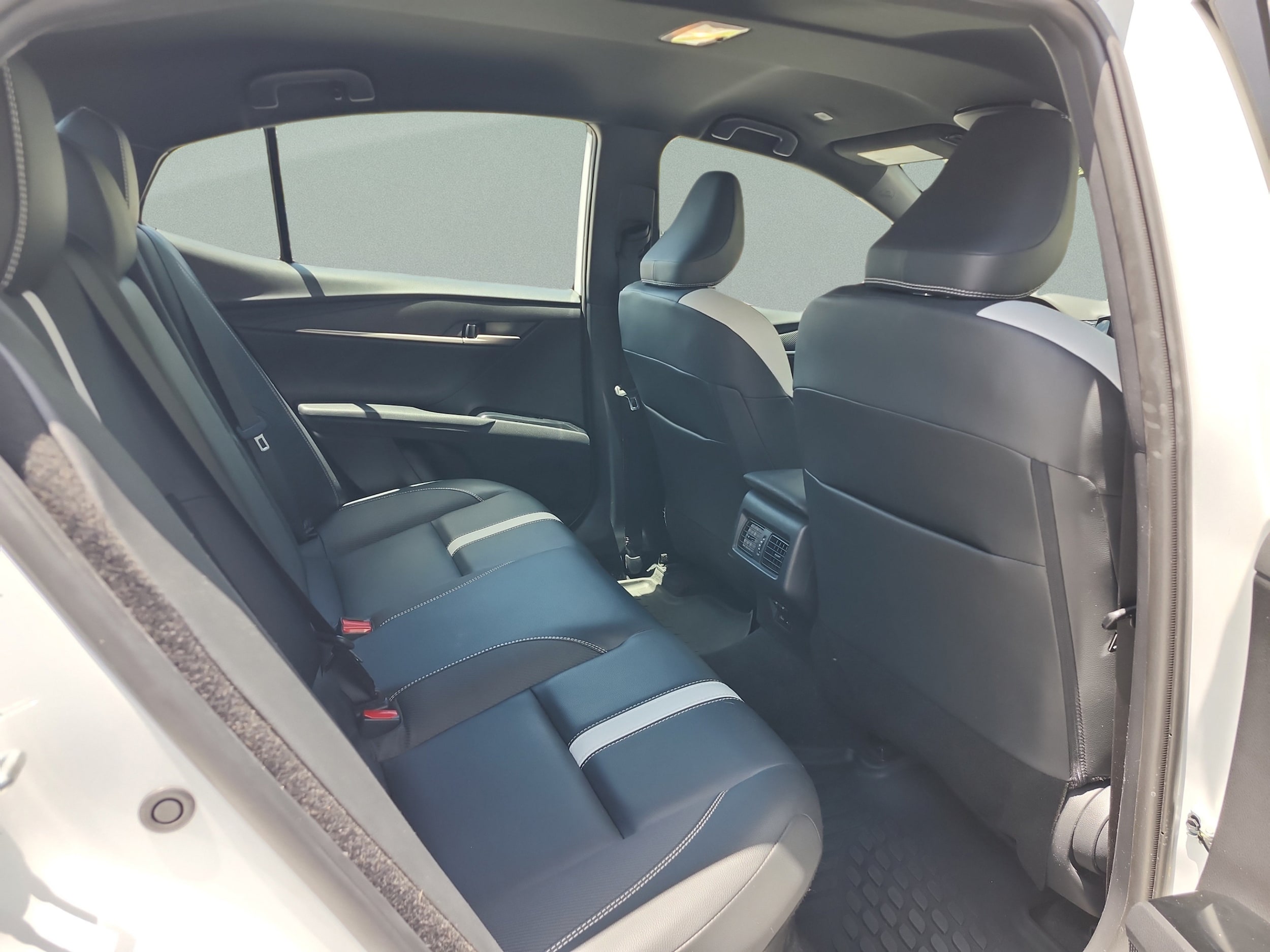 2025 Toyota Camry SE - Photo 18
