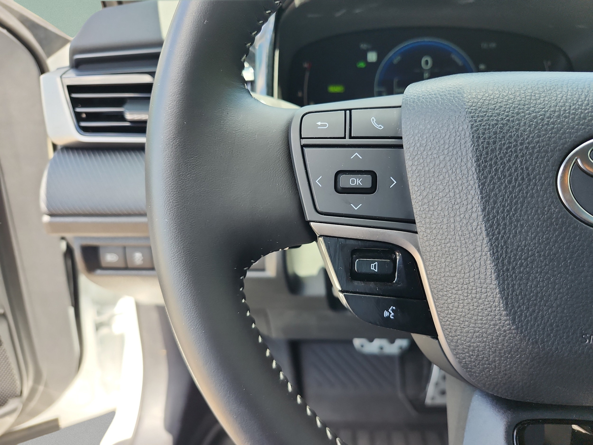 2025 Toyota Camry SE - Photo 12