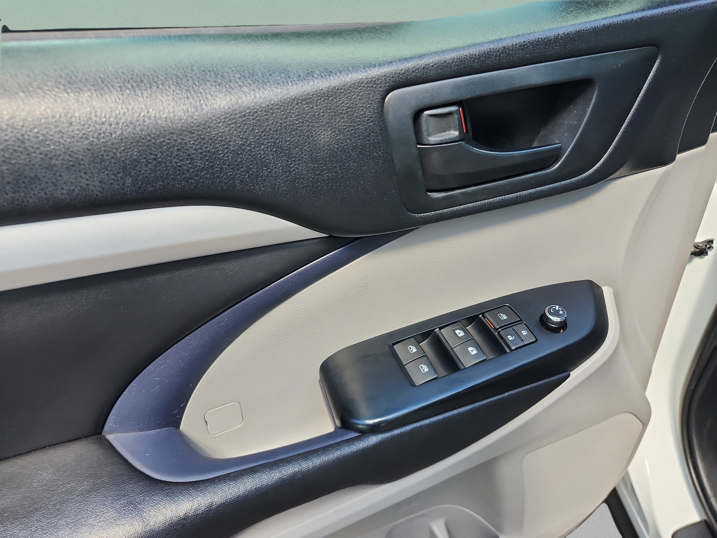2018 Toyota Highlander LE Plus - Photo 16