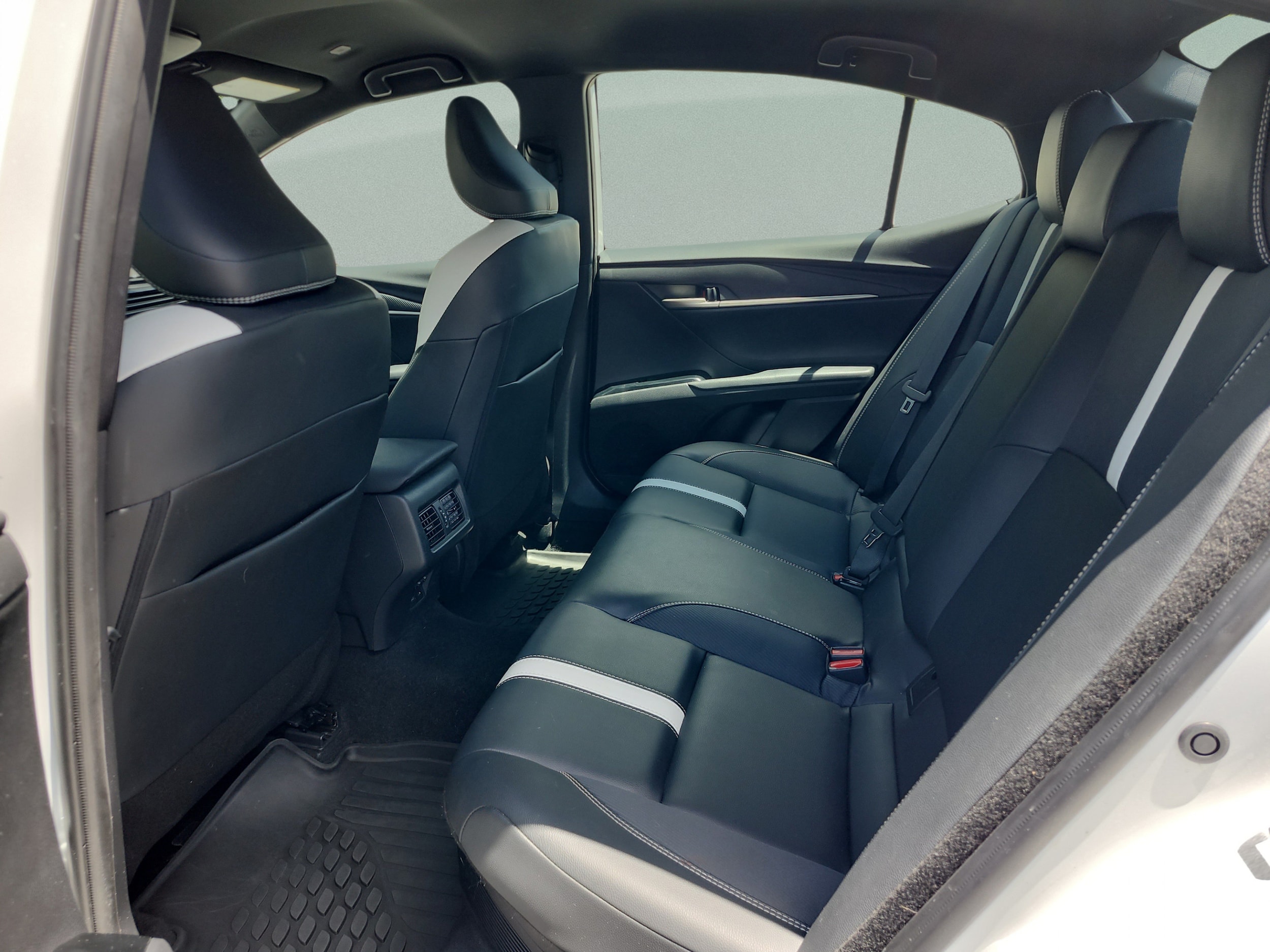 2025 Toyota Camry SE - Photo 16