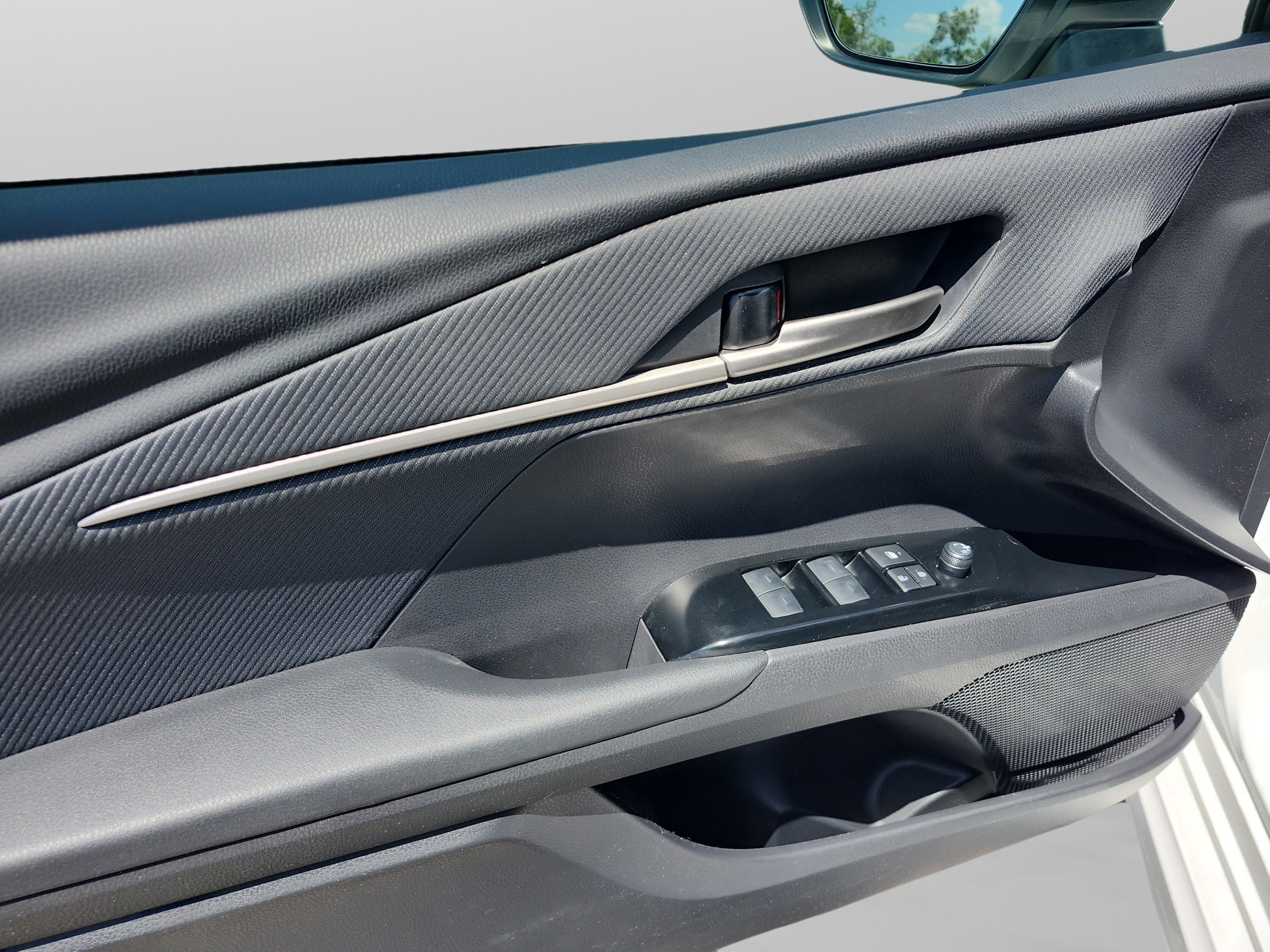 2025 Toyota Camry SE - Photo 15