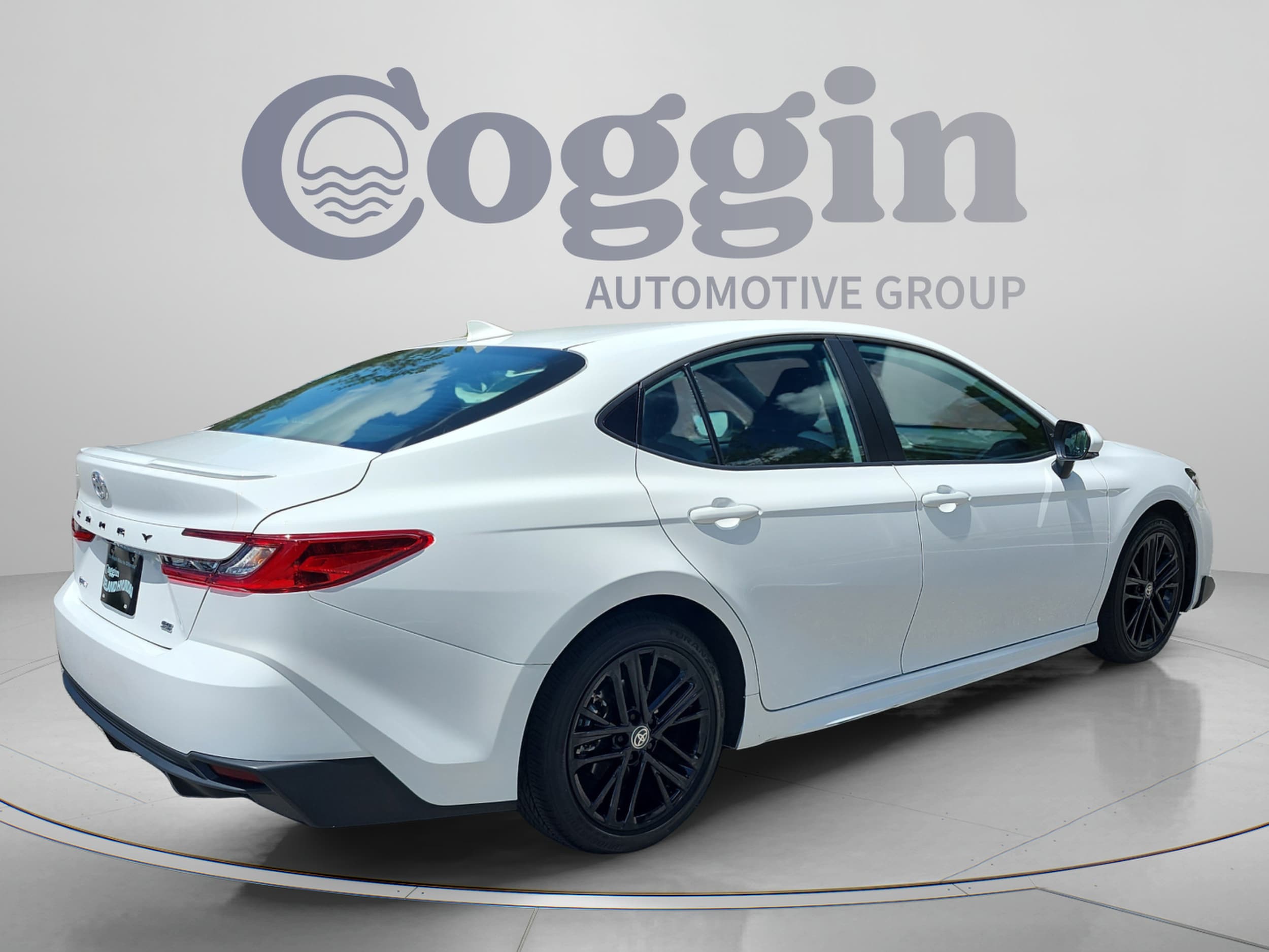 2025 Toyota Camry SE - Photo 6