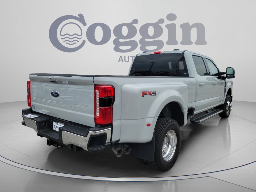 New 2026 Ford F-350 LARIAT Truck Crew Cab