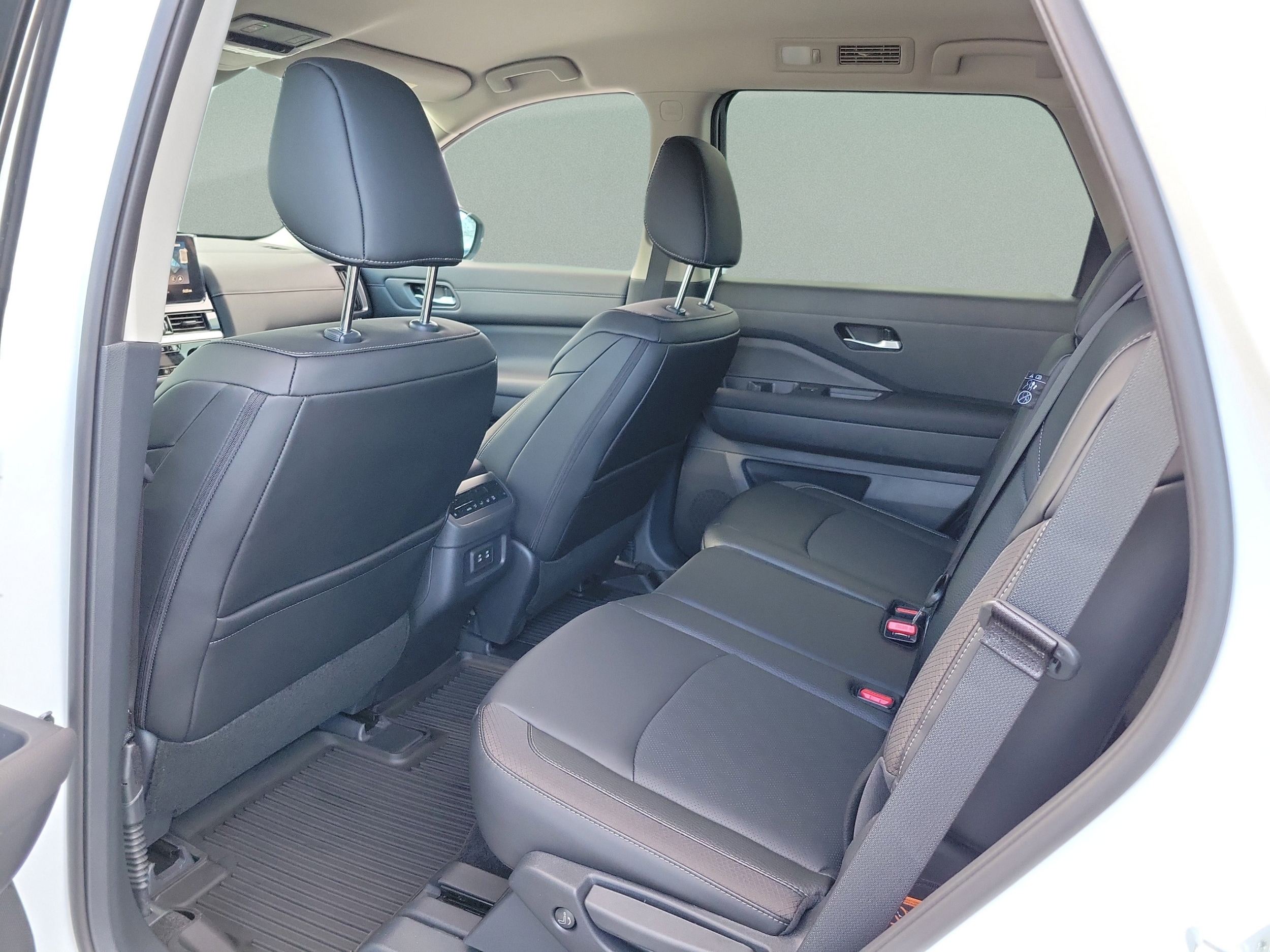 2026 Nissan Pathfinder SL - Photo 11