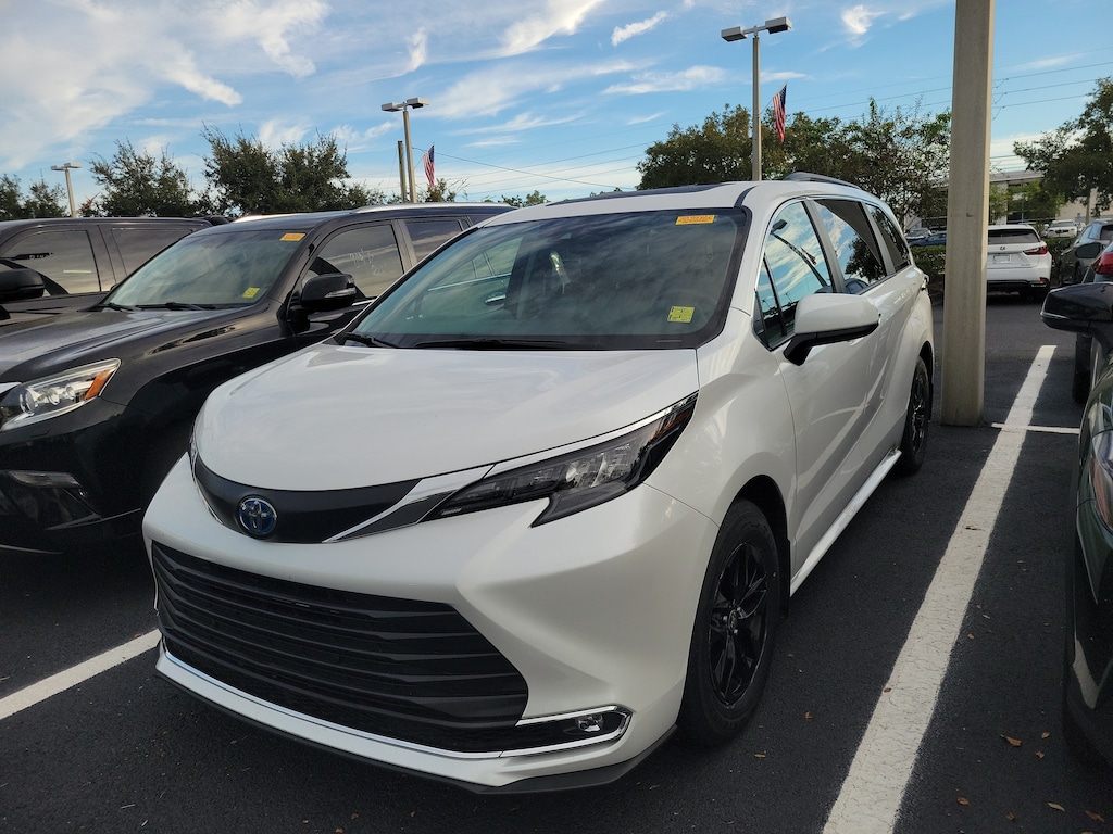 Used 2024 Toyota Sienna XLE 8 Passenger Van Passenger Van