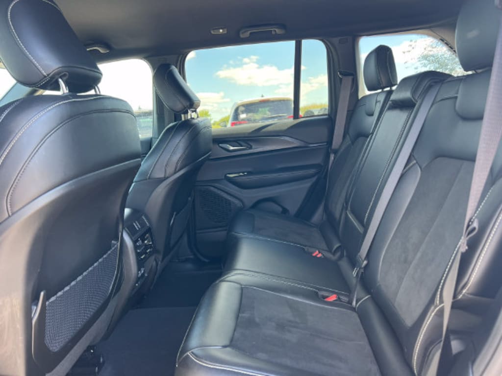 Used 2025 Jeep Grand Cherokee Altitude SUV