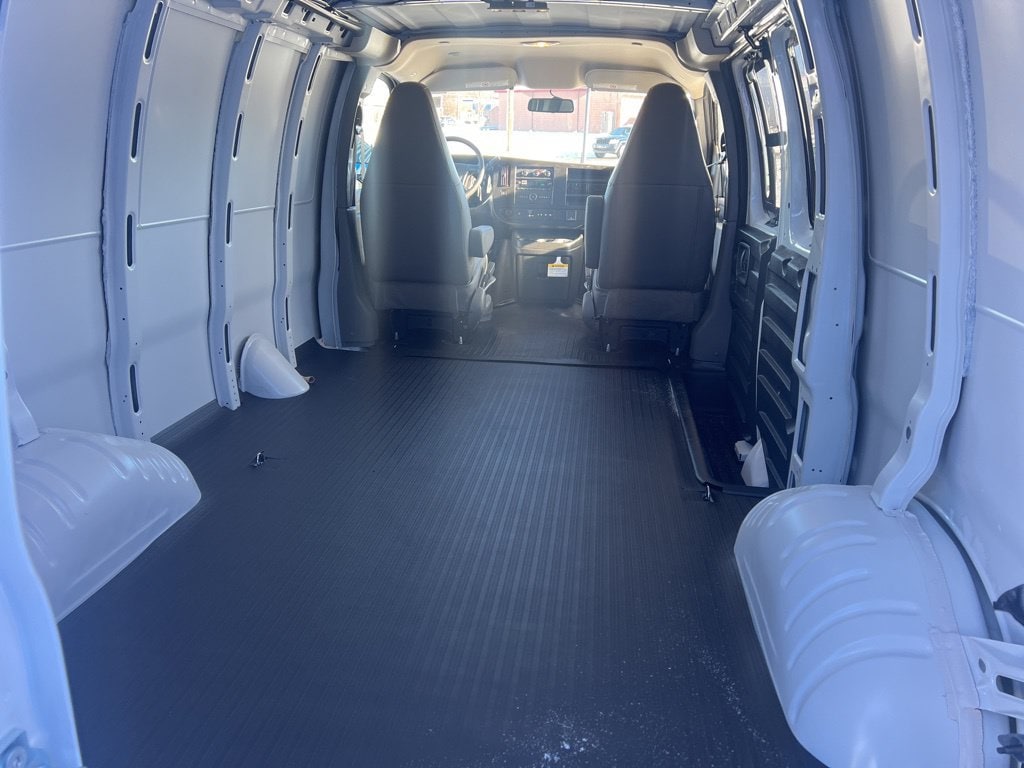 2025 Chevrolet Express Cargo Work Van - Photo 7