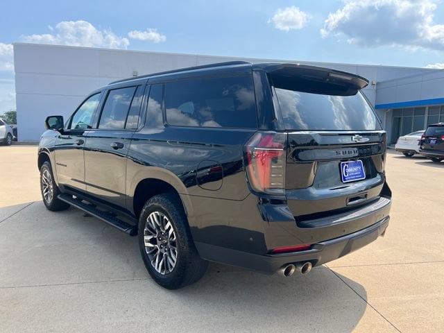 2025 Chevrolet Suburban Z71 - Photo 2