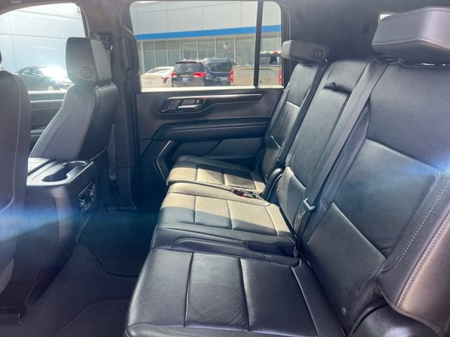 2025 Chevrolet Suburban Z71 - Photo 12