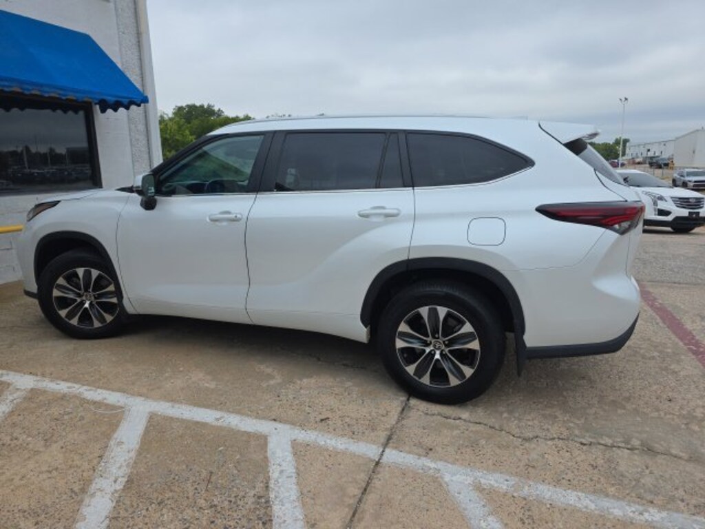 Used 2024 Toyota Highlander LE