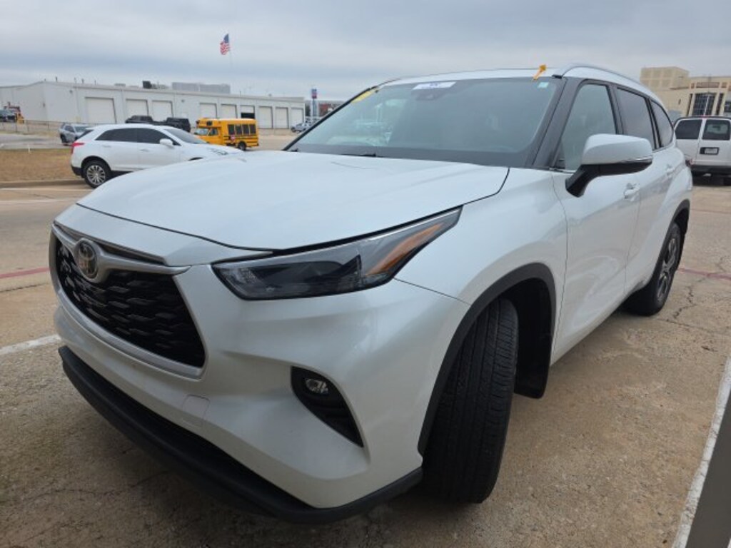 Used 2024 Toyota Highlander LE