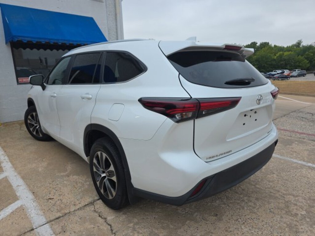 Used 2024 Toyota Highlander LE