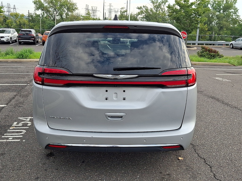 Used 2024 Chrysler Pacifica Touring L Touring L FWD