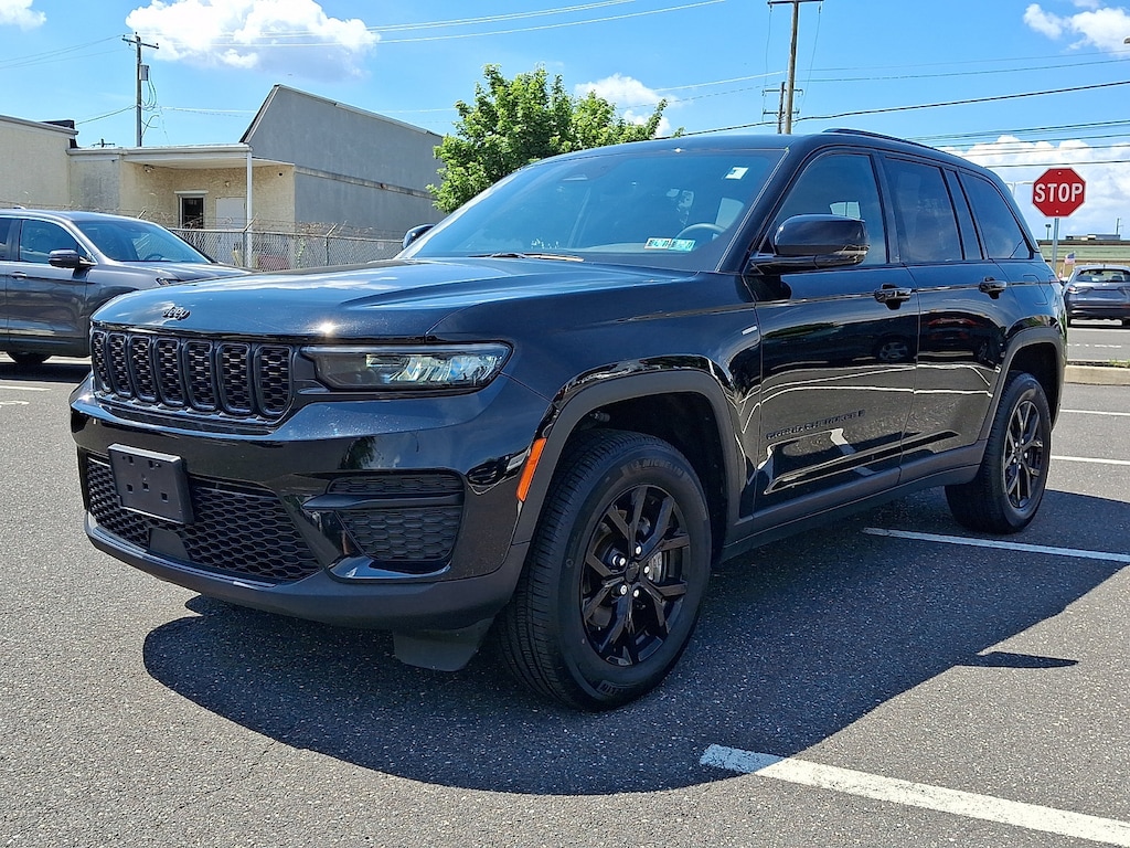 Used 2024 Jeep Grand Cherokee Altitude SUV