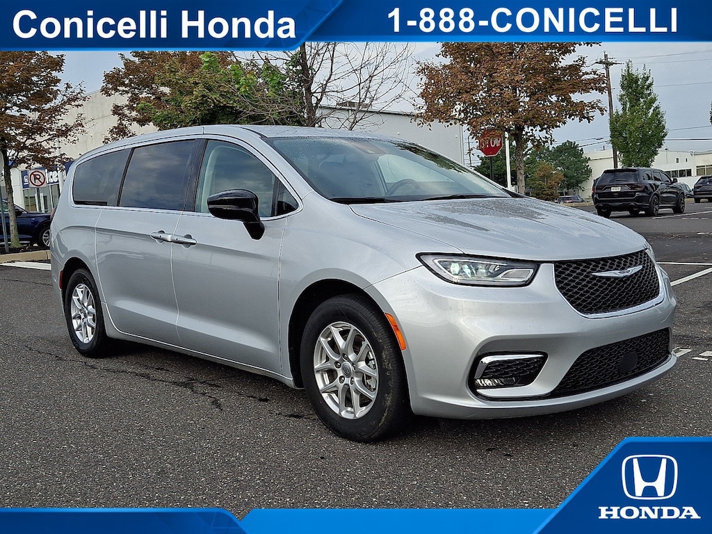 Used 2024 Chrysler Pacifica Touring L Touring L FWD