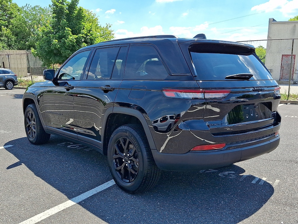 Used 2024 Jeep Grand Cherokee Altitude SUV