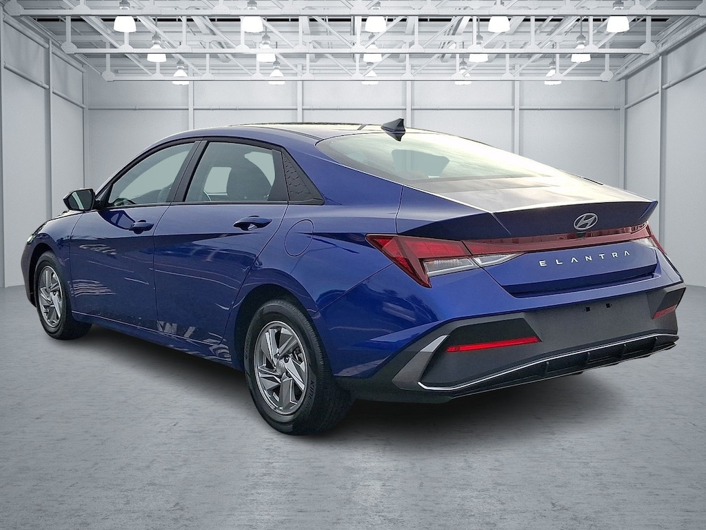 Used 2025 Hyundai Elantra SE Sedan