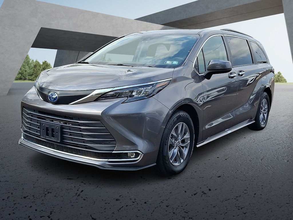 Used 2024 Toyota Sienna XLE Minivan