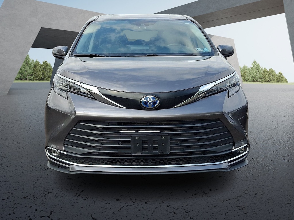 Used 2024 Toyota Sienna XLE Minivan