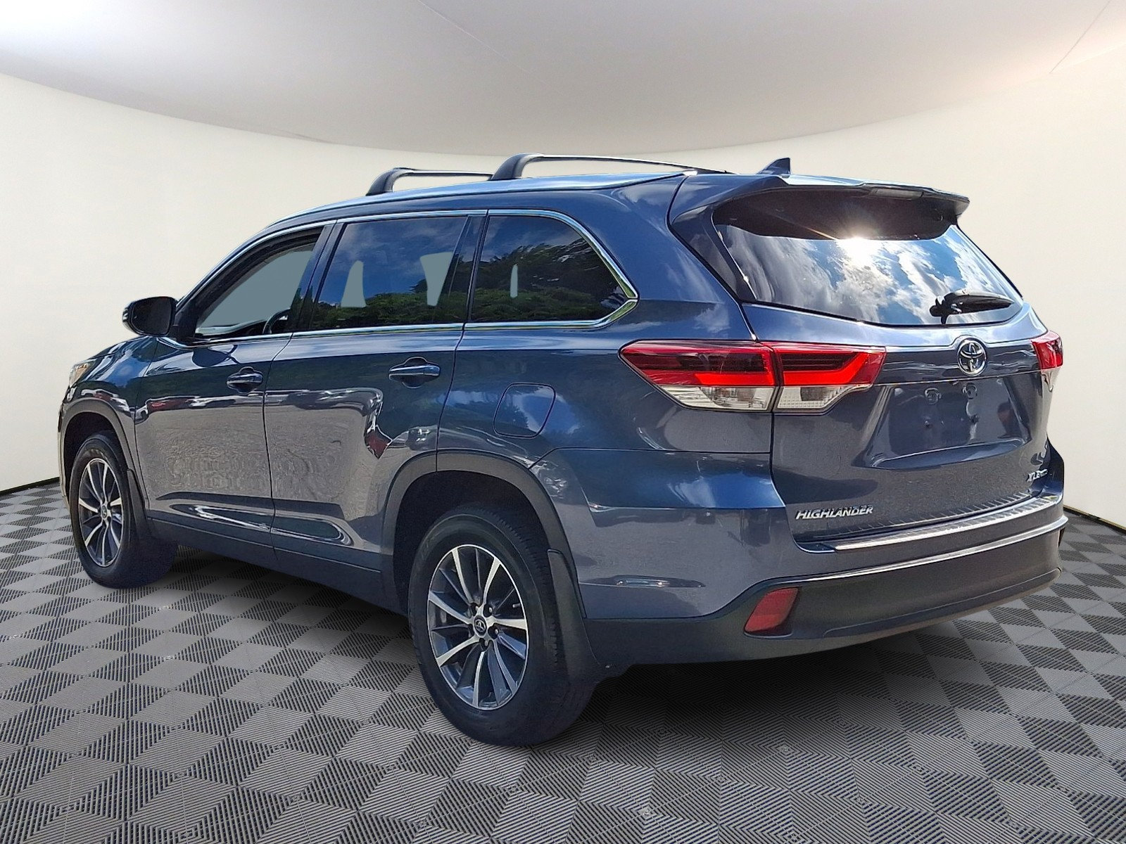 Used 2019 Toyota Highlander XLE V6 SUV