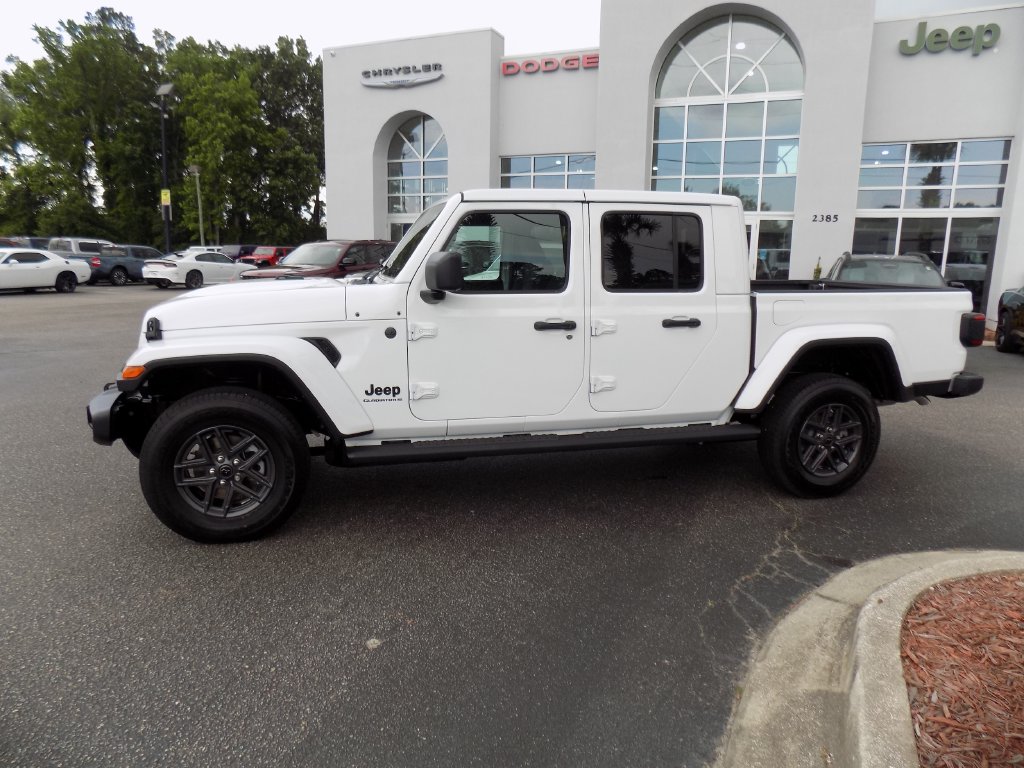 New 2026 Jeep Gladiator Sport Pickup