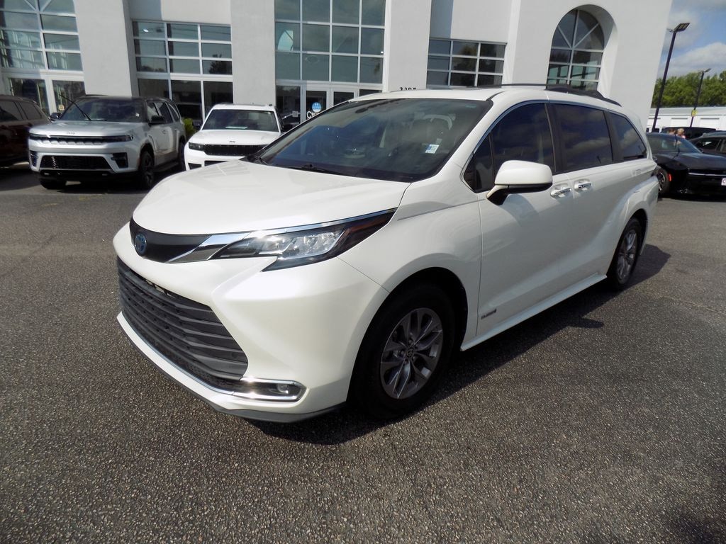 Used 2021 Toyota Sienna XLE Minivan/Van