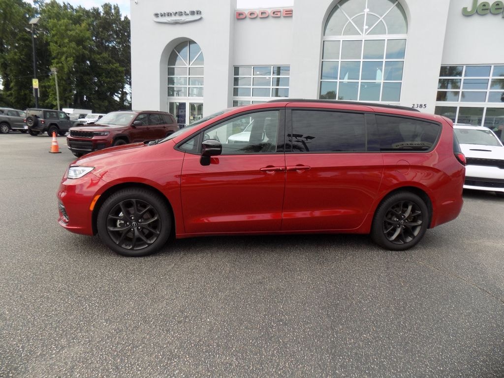 Used 2025 Chrysler Pacifica Limited Minivan/Van
