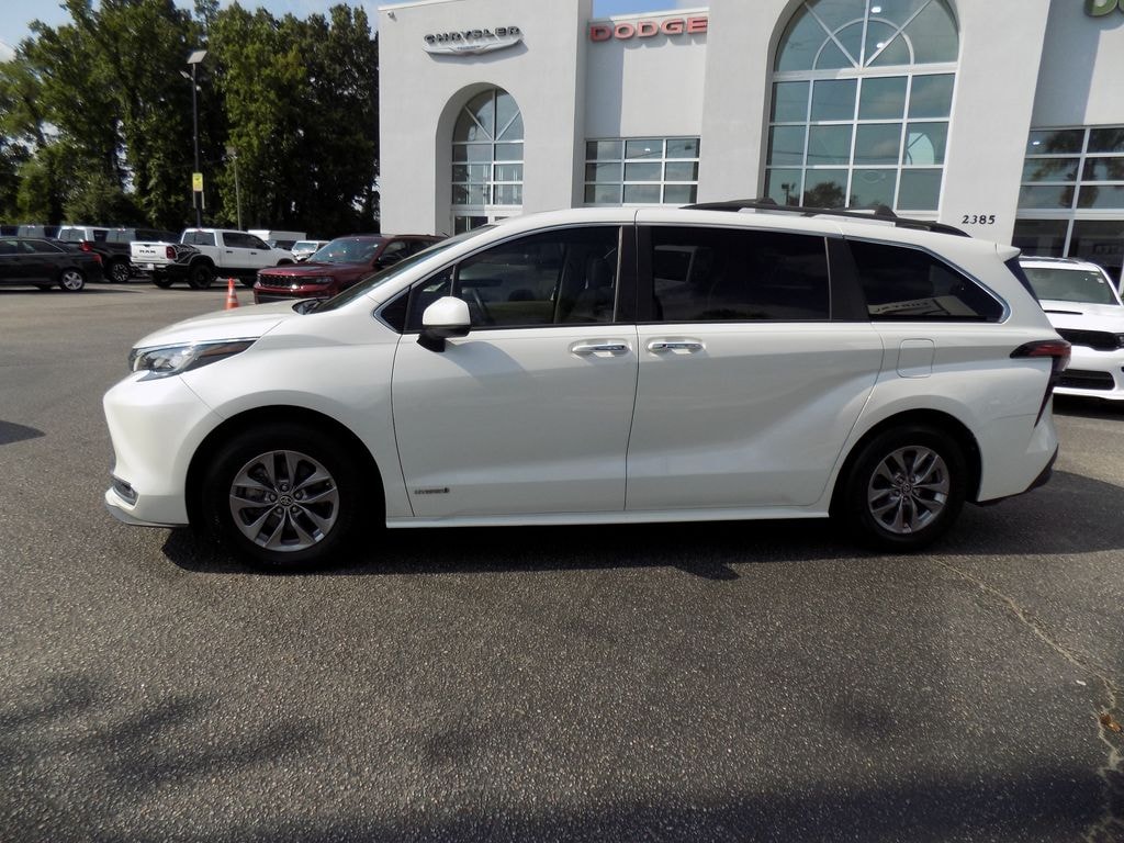 Used 2021 Toyota Sienna XLE Minivan/Van