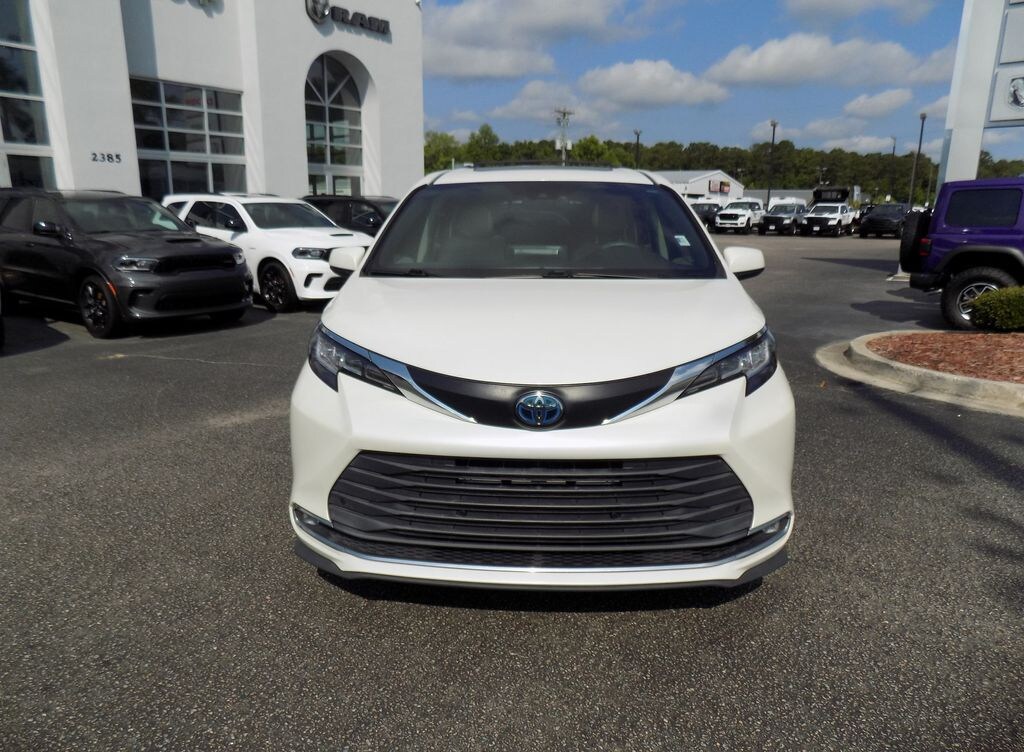 Used 2021 Toyota Sienna XLE Minivan/Van
