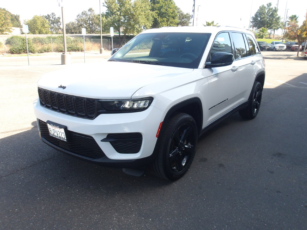 Used 2024 Jeep Grand Cherokee Altitude SUV