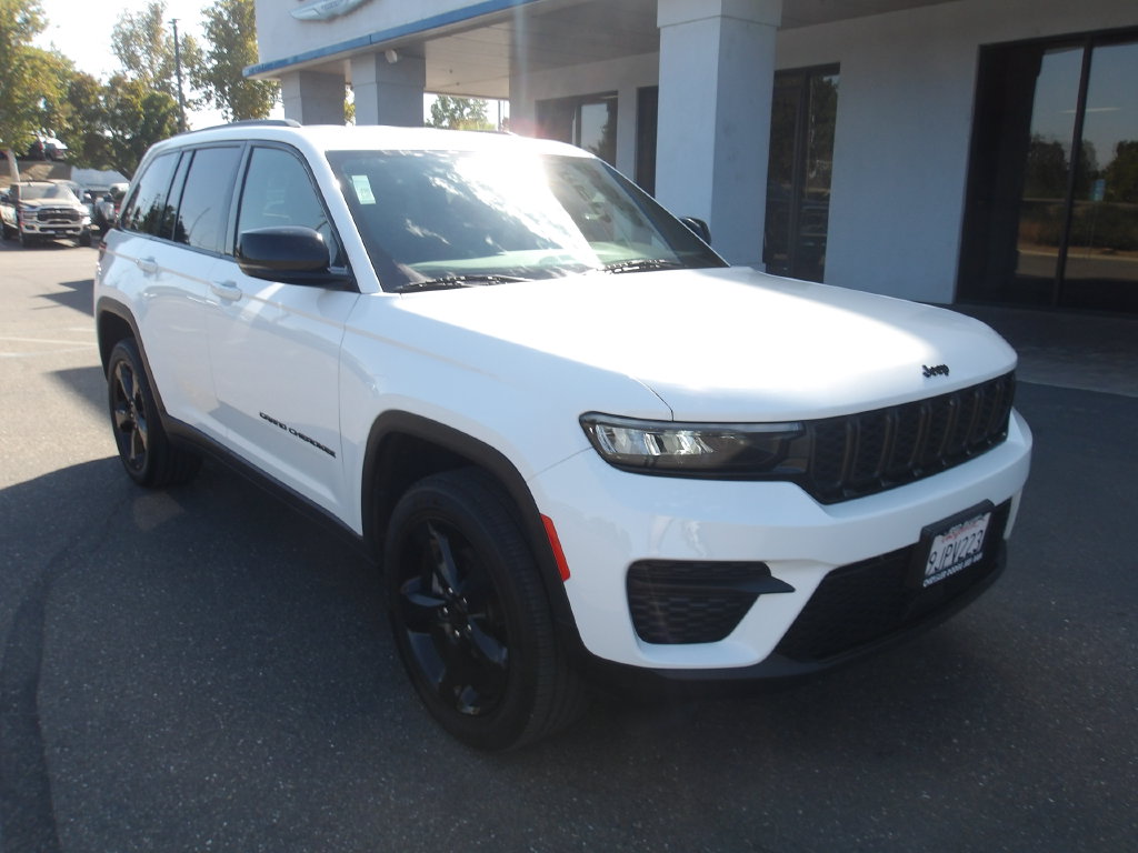 Used 2024 Jeep Grand Cherokee Altitude SUV