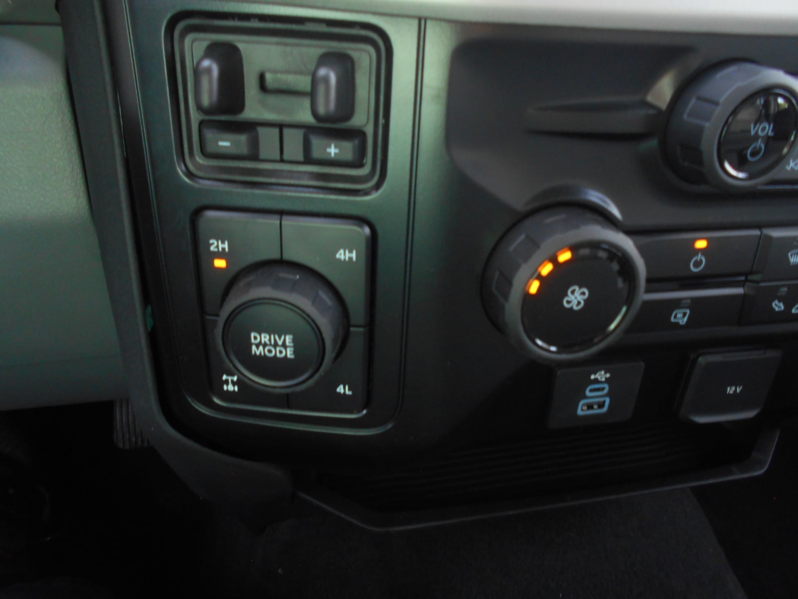 2026 Ford F-350 Super Duty XLT - Photo 12