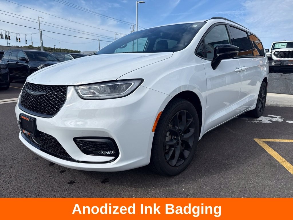 Used 2024 Chrysler Pacifica Touring L Minivan/Van