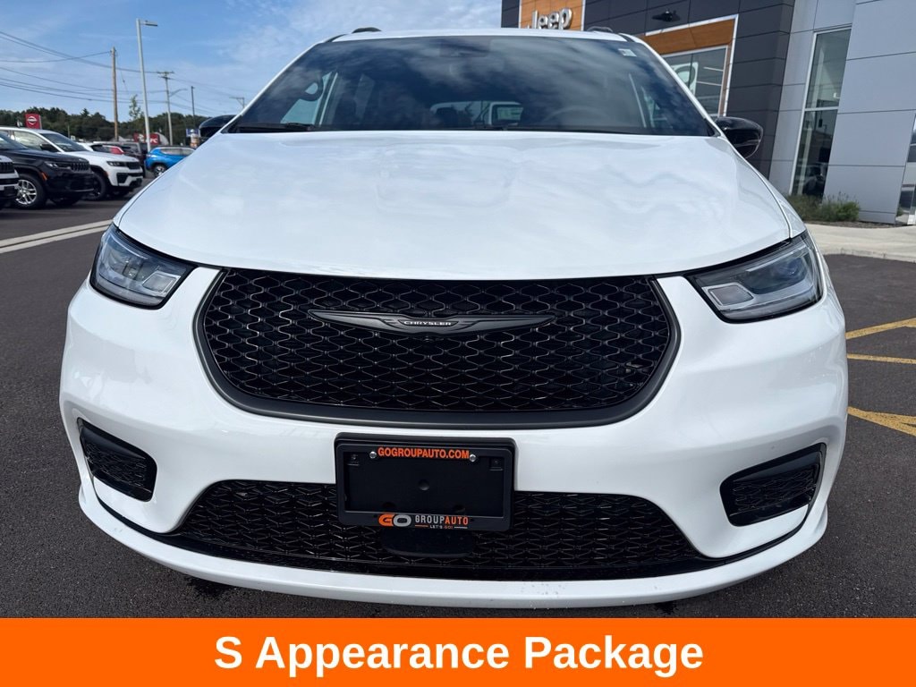 Used 2024 Chrysler Pacifica Touring L Minivan/Van