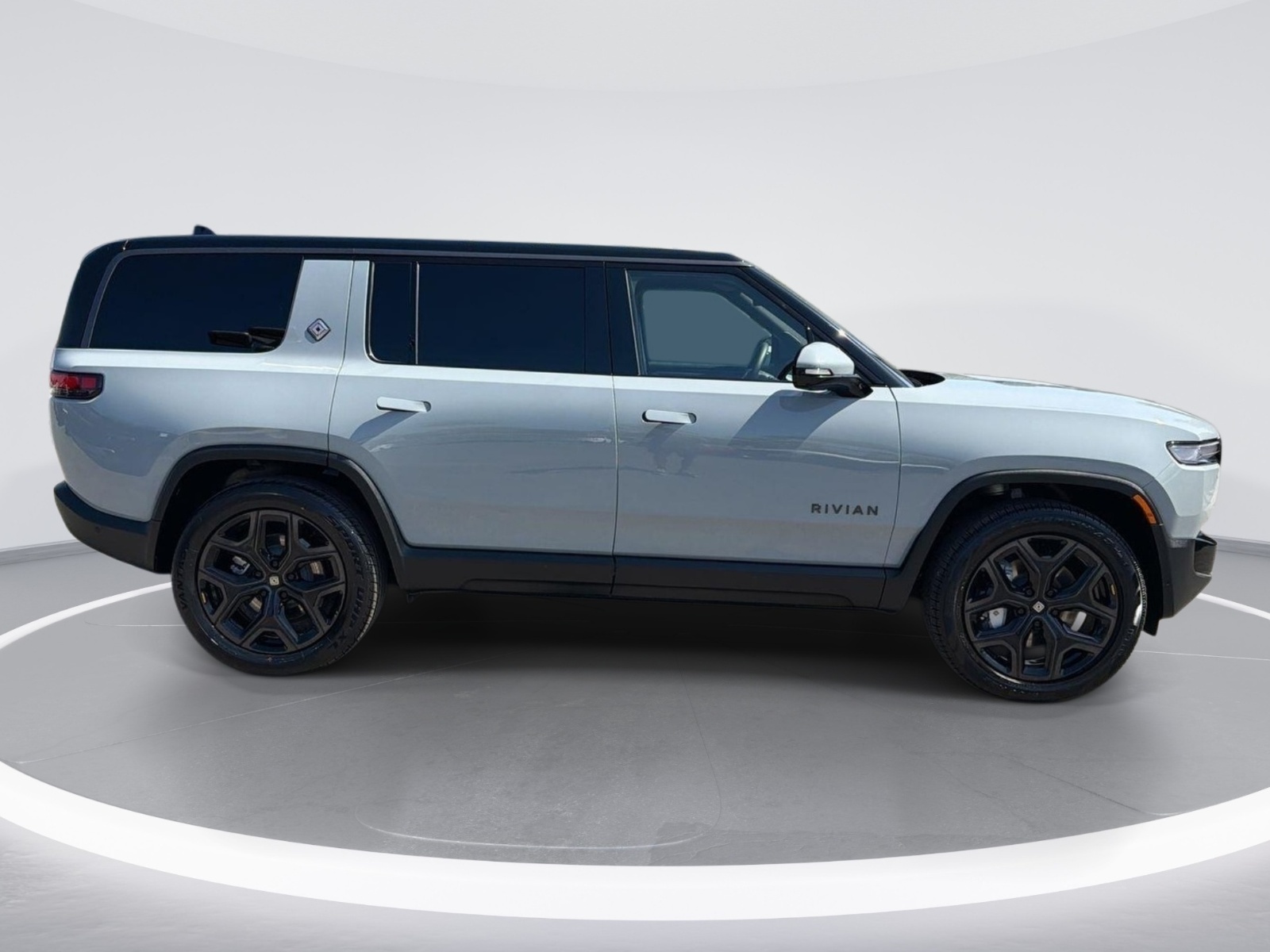 Used 2026 Rivian R1S Dual Motor Large