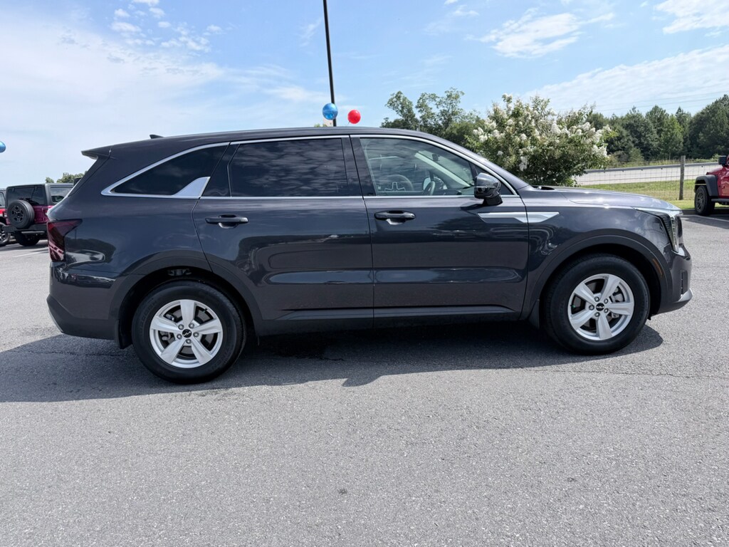 Used 2025 Kia Sorento LX Sport Utility