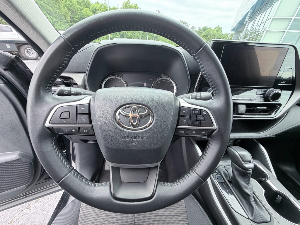 2025 Toyota Highlander LE - Photo 13