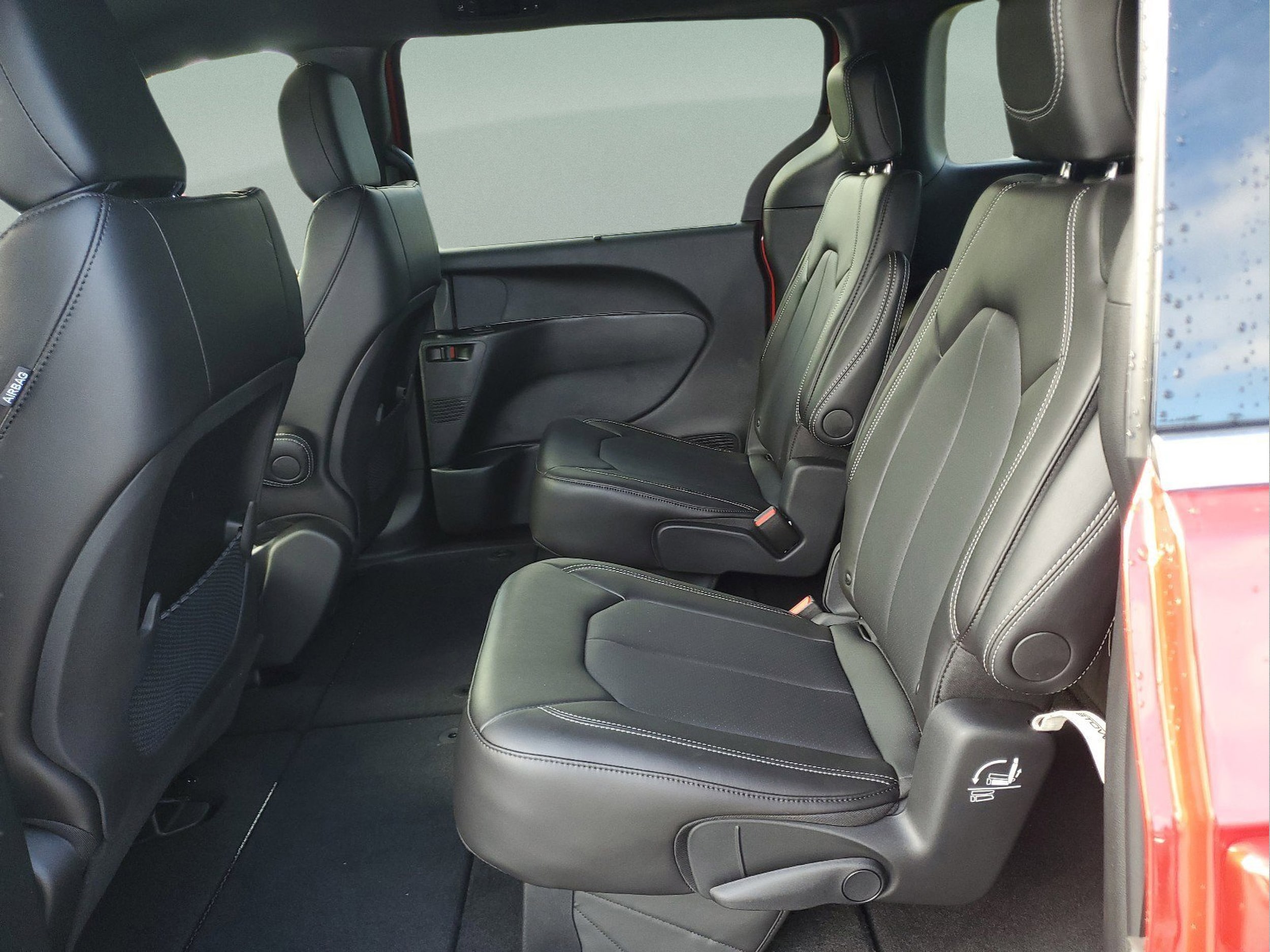 2026 Chrysler Voyager LX - Photo 10
