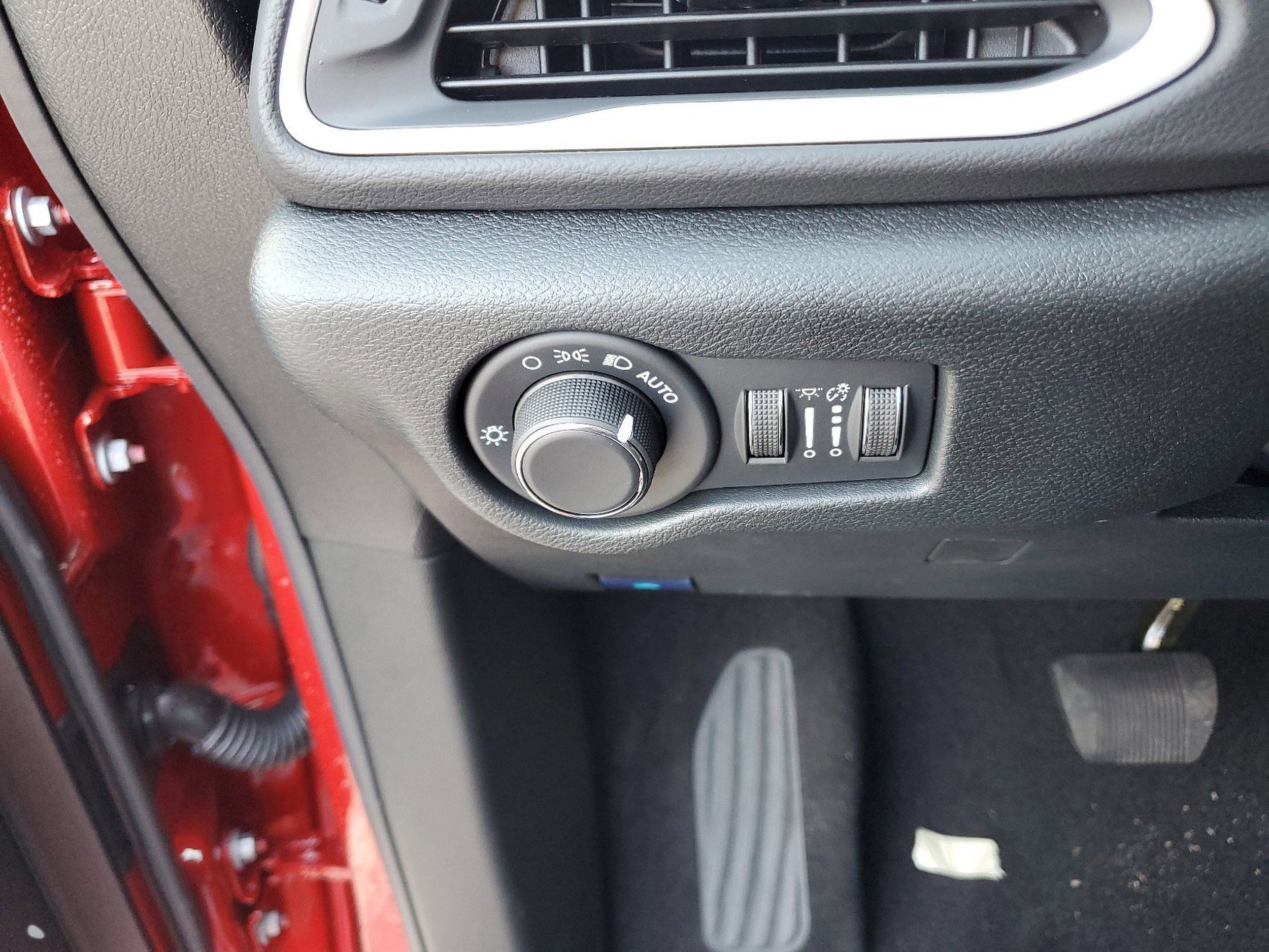 2026 Chrysler Voyager LX - Photo 33