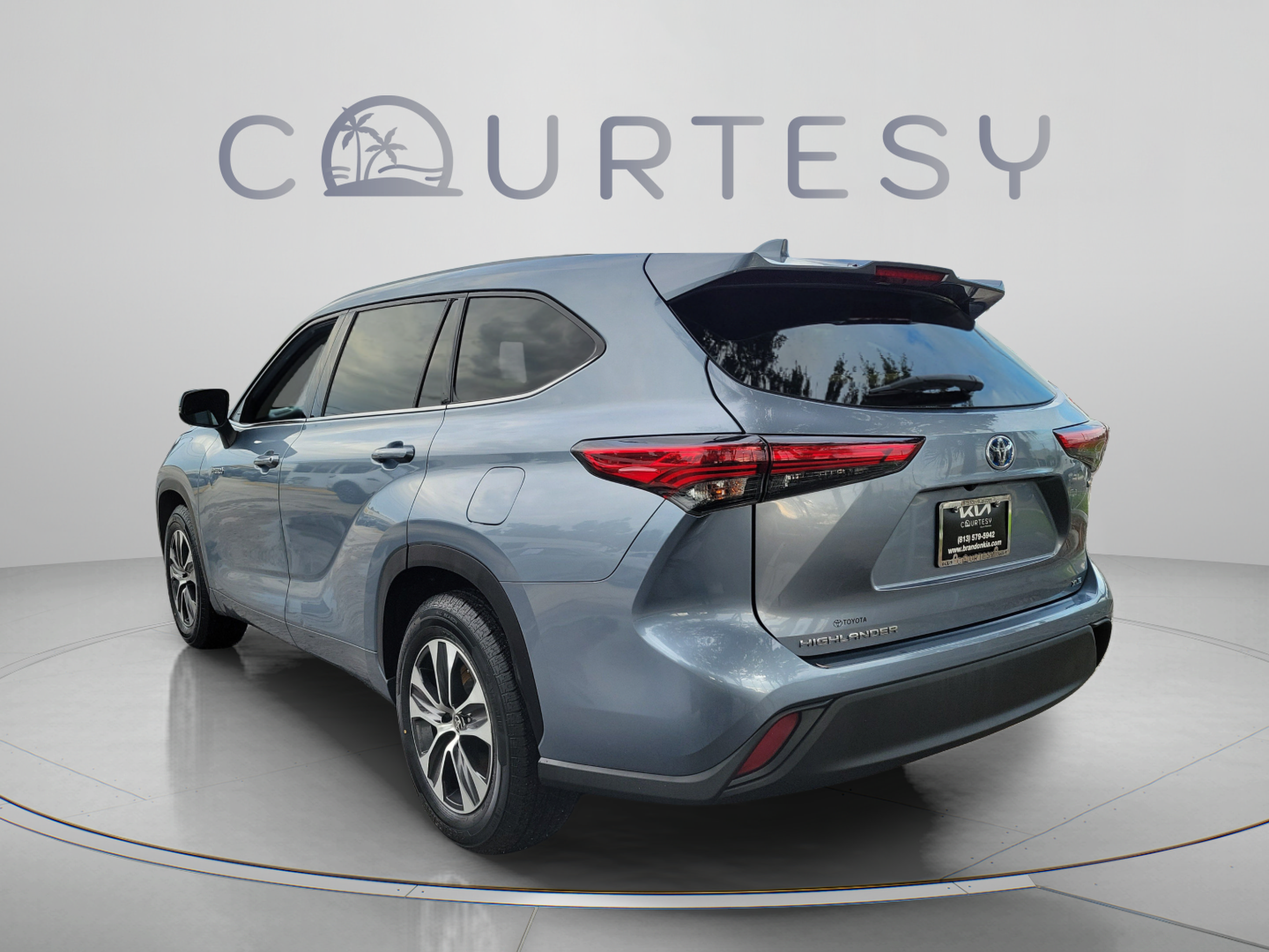 Used 2020 Toyota Highlander Hybrid XLE Hybrid XLE FWD