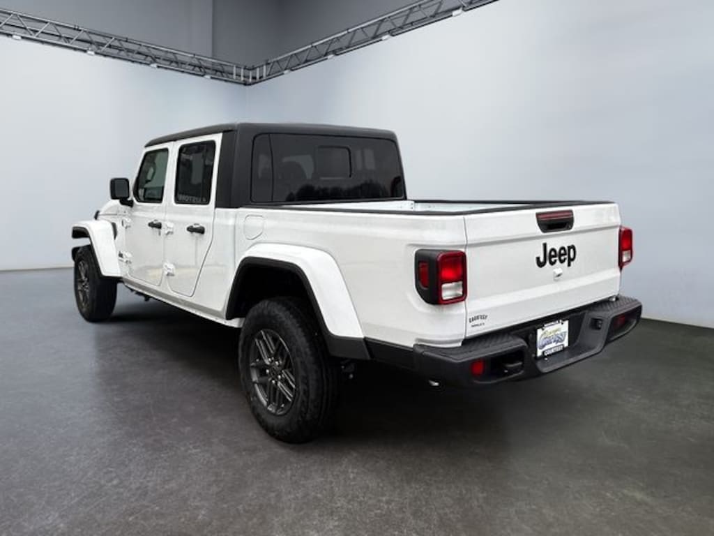 New 2026 Jeep Gladiator SPORT S 4X4 Pickup