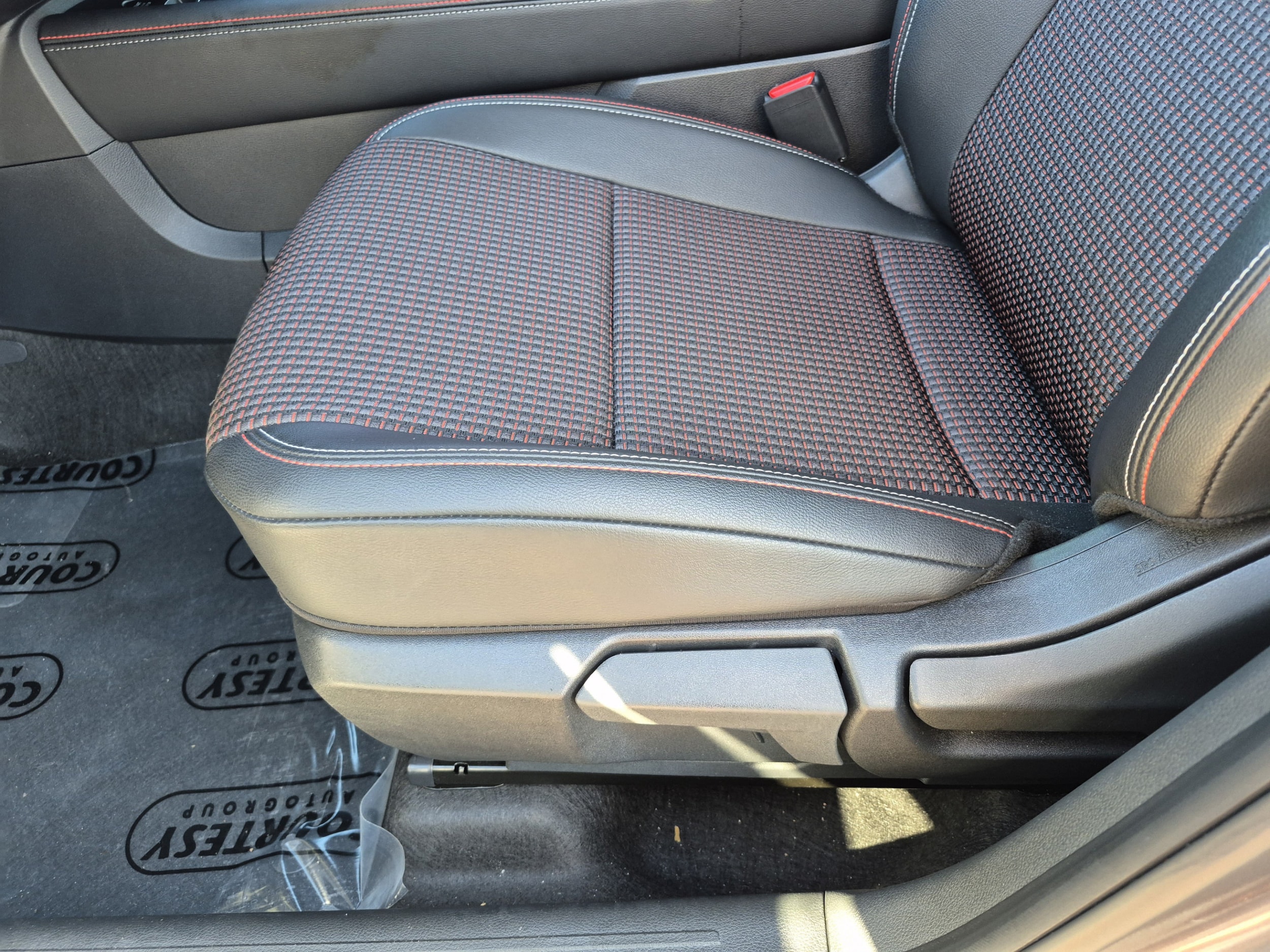 2025 Nissan Kicks SR - Photo 21
