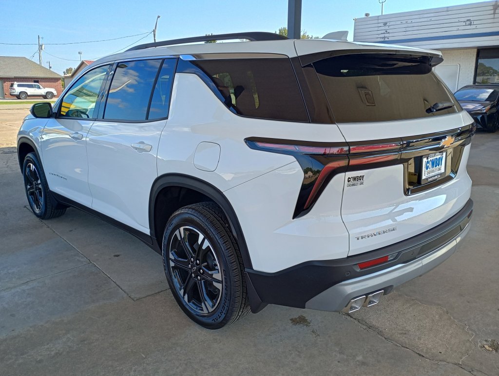 2027 Chevrolet Traverse LT - Photo 3