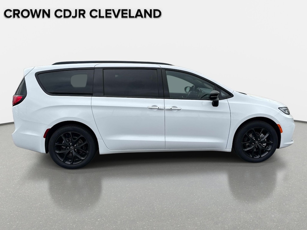 New 2026 Chrysler Pacifica Select Passenger Van
