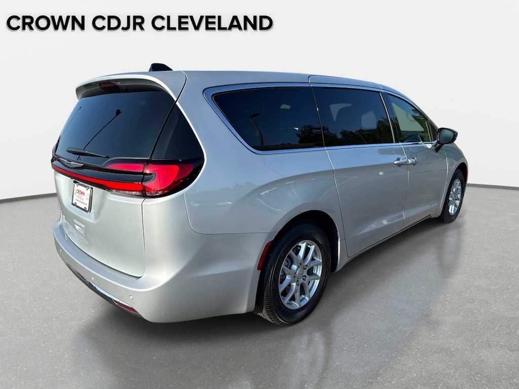 New 2026 Chrysler Pacifica Select Passenger Van