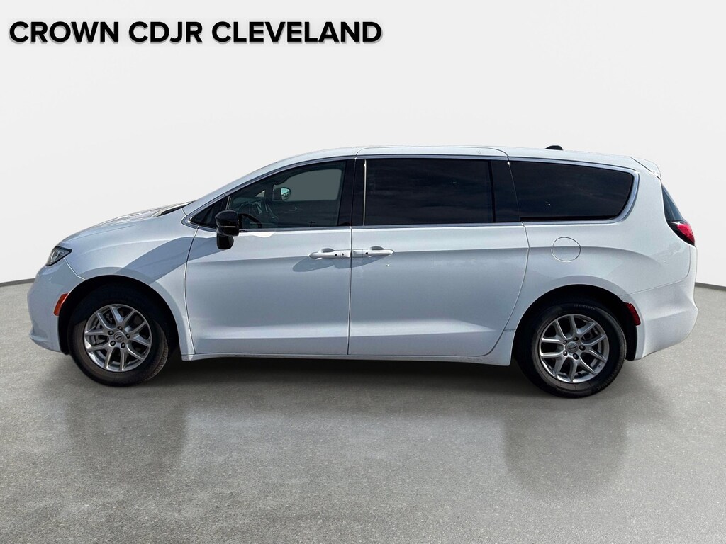 Used 2025 Chrysler Pacifica Select Select FWD