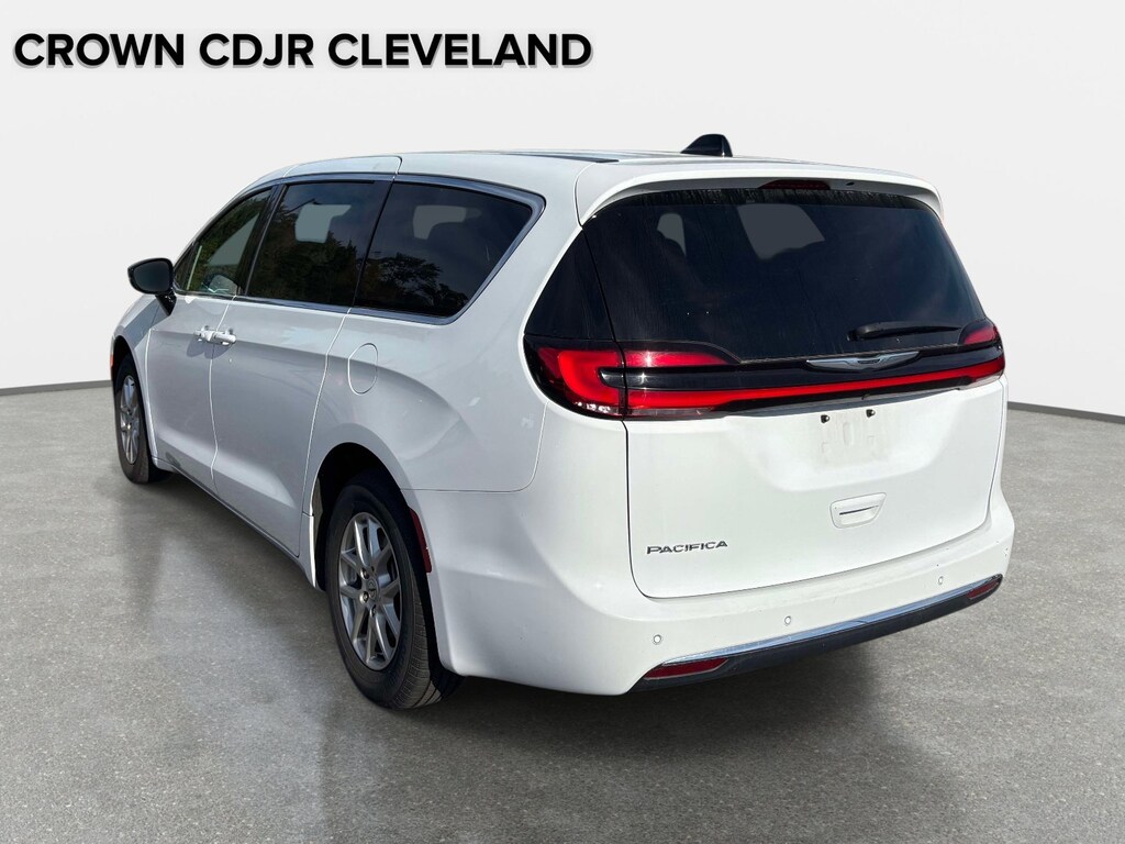 Used 2025 Chrysler Pacifica Select Select FWD