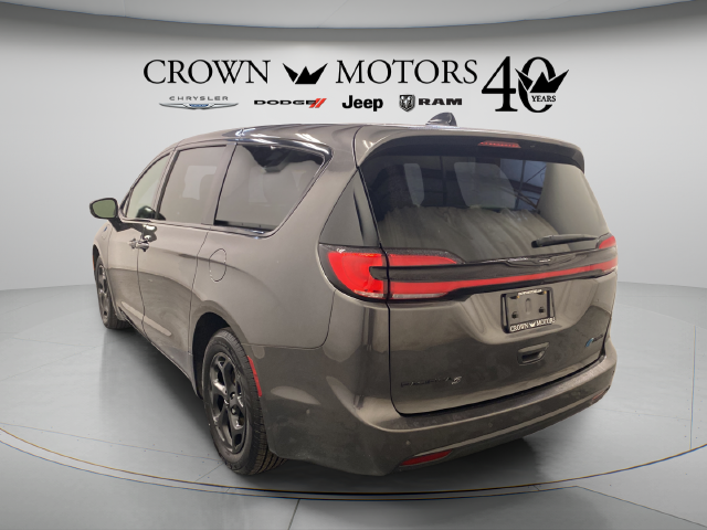 Used 2023 Chrysler Pacifica Hybrid Limited Minivan/Van