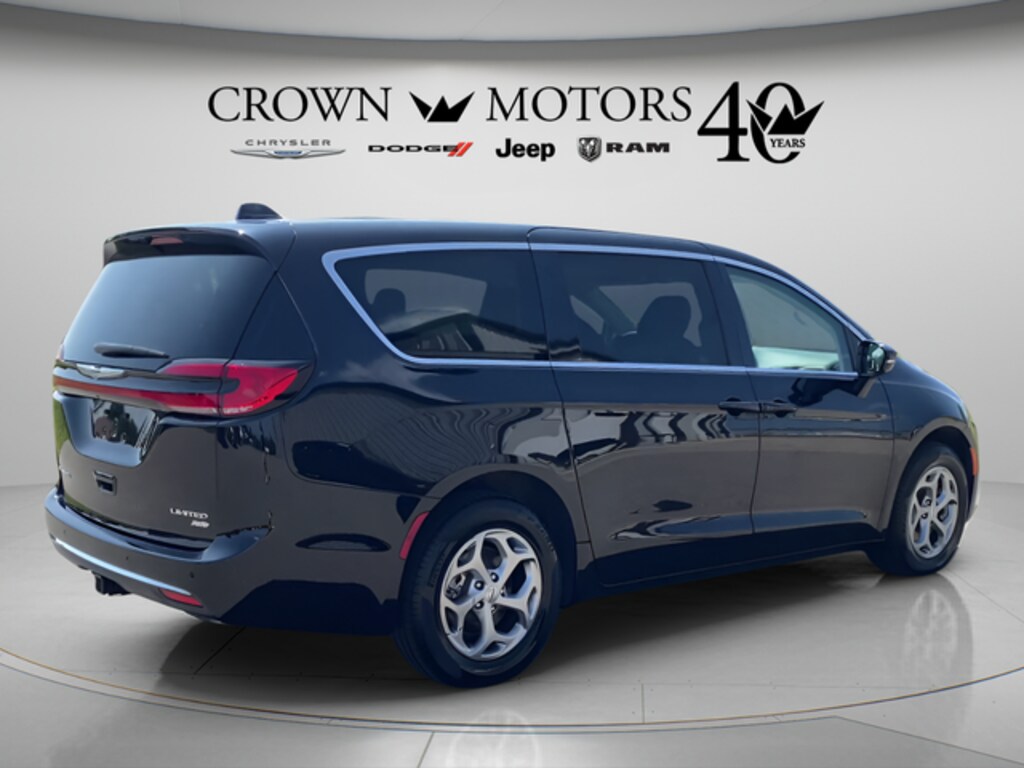 Used 2024 Chrysler Pacifica Limited Van Passenger Van